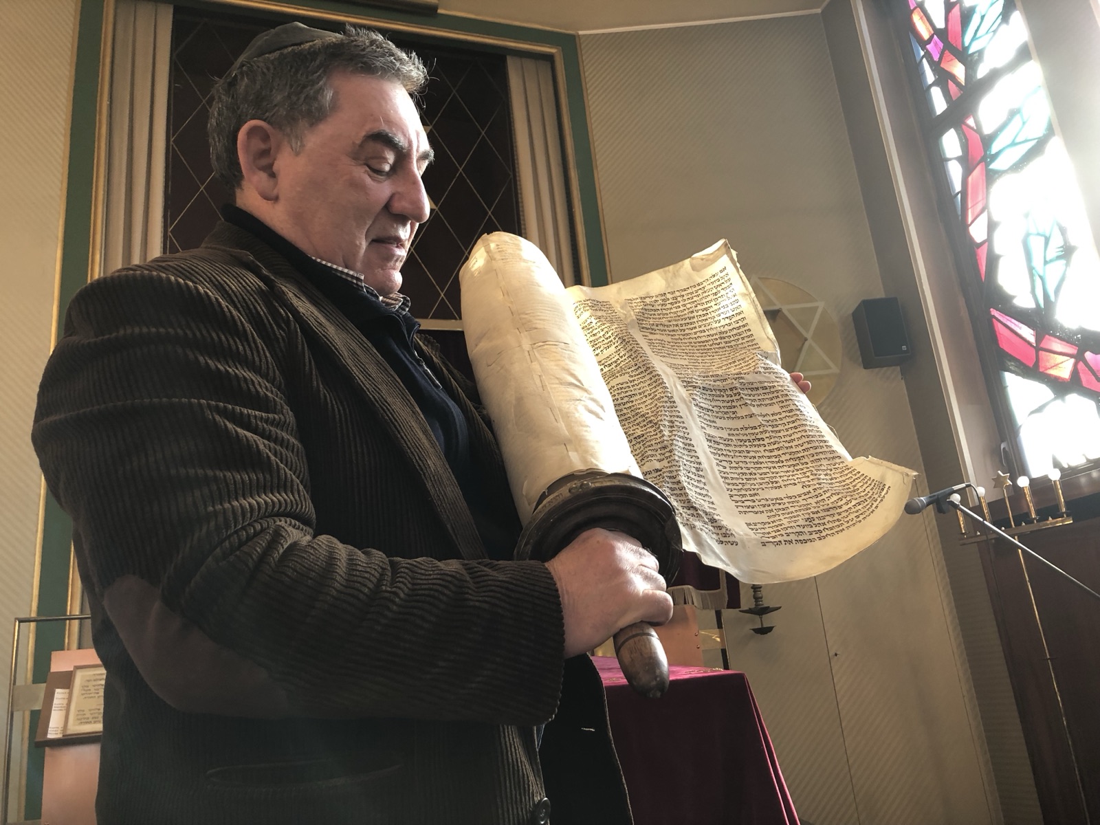 Alex mit der entweihten Thorarolle